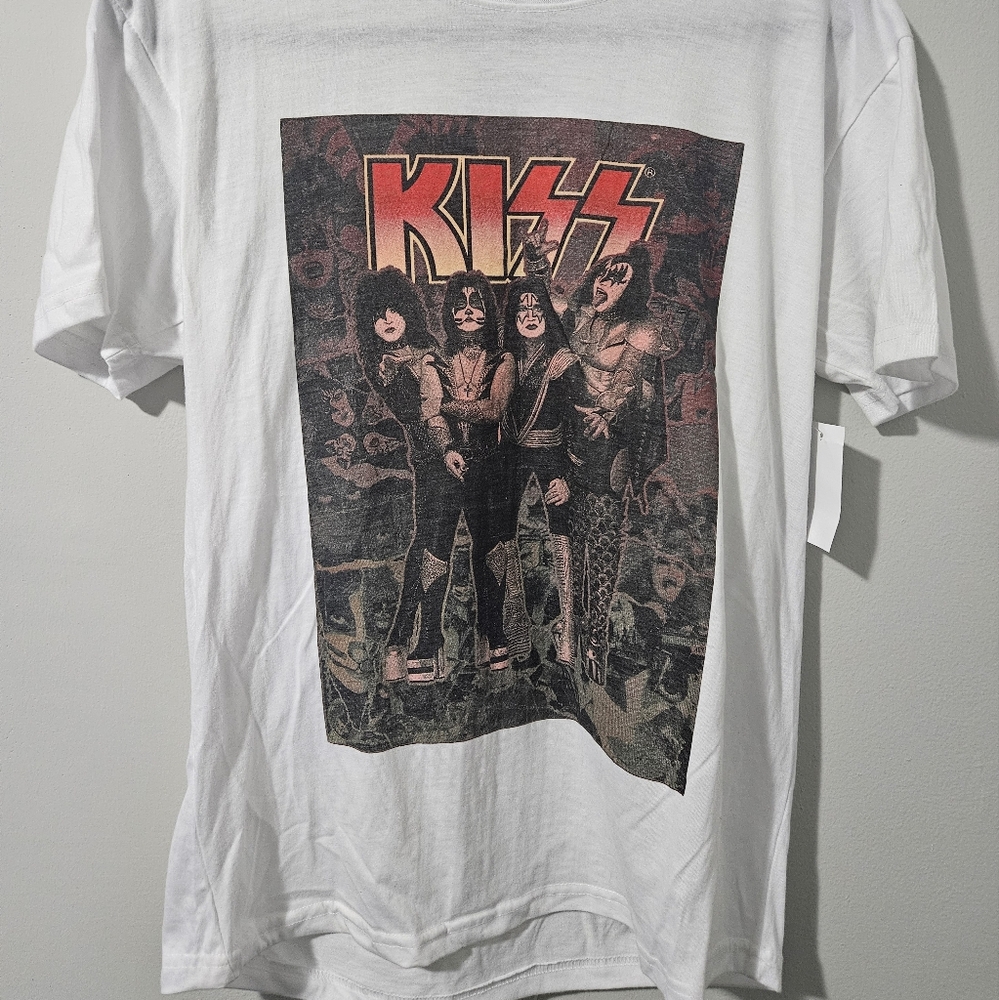 Men's Large KISS shirt. New with Tags.
